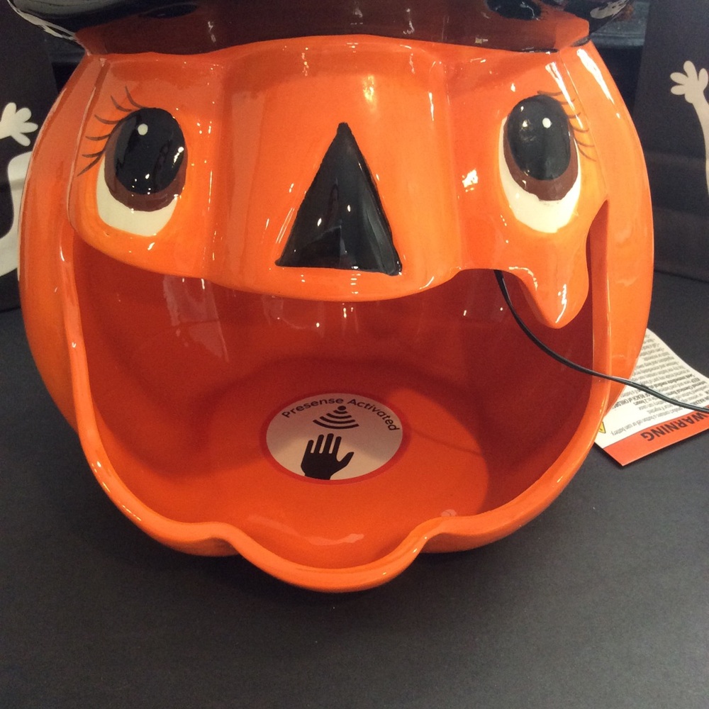 New Vary Fun Halloween 🎃 Pumpkin Candy Dish - Picture 2 of 9